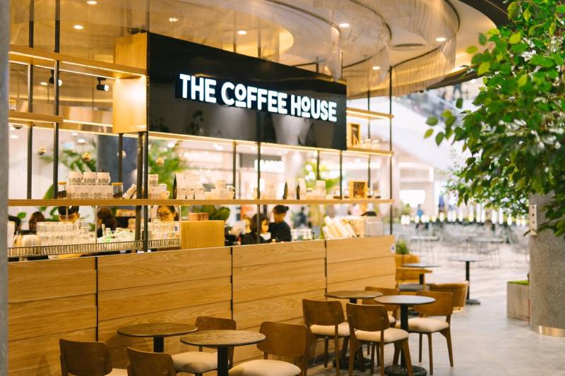 The Coffee House là quán cafe với không gian đẹp và thoáng mát thích hợp để làm việc, gặp gỡ bạn bè