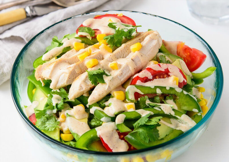 Salad ức gà sốt mè rang là món ăn eat clean đơn giản, dễ làm 