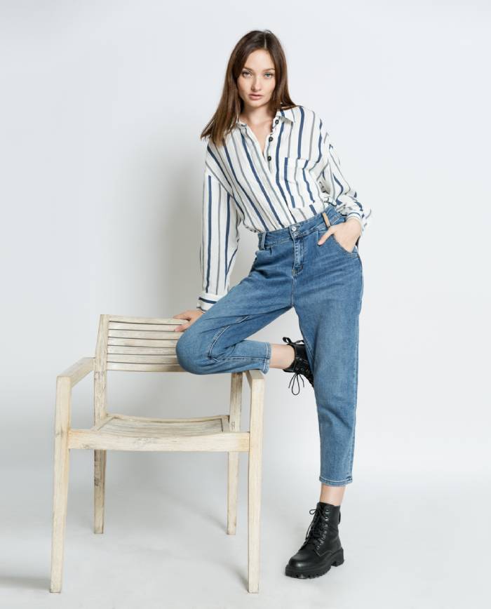 Áo sơ mi nữ họa tiết kết hợp quần jeans hách dáng