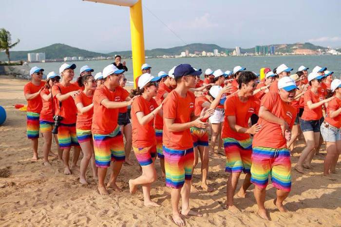 Mẫu áo đồng phục nhân viên ngân hàng giúp các bạn thoải mái hơn trong các hoạt động teambuilding.