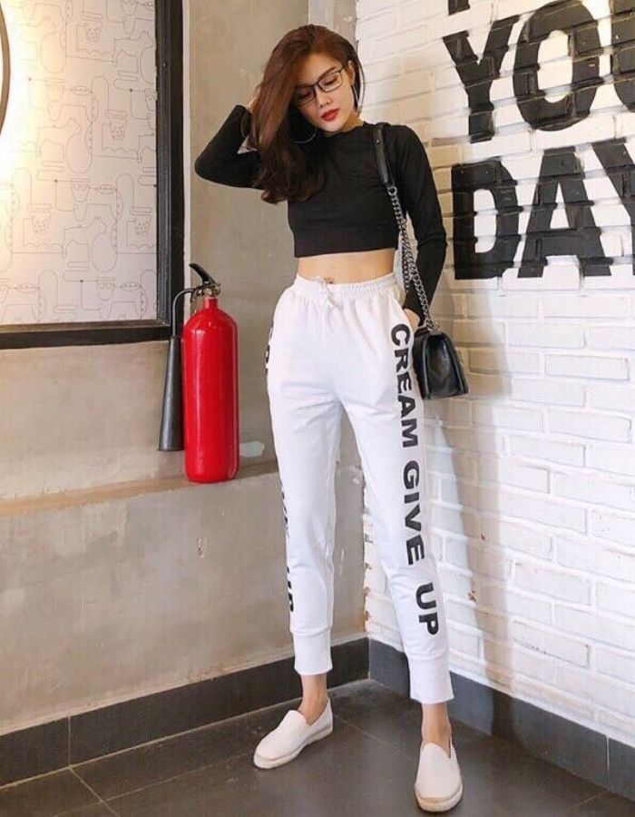 Tự tin khoe eo thon với quần jogger và áo crop top