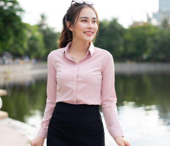 Mẫu sơ mi hồng dài tay thích hợp cho chị em vừa đi làm vừa đi chơi