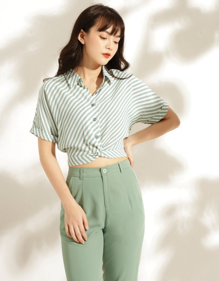 Áo croptop kết hợp cùng quần âu phá cách hiện đại