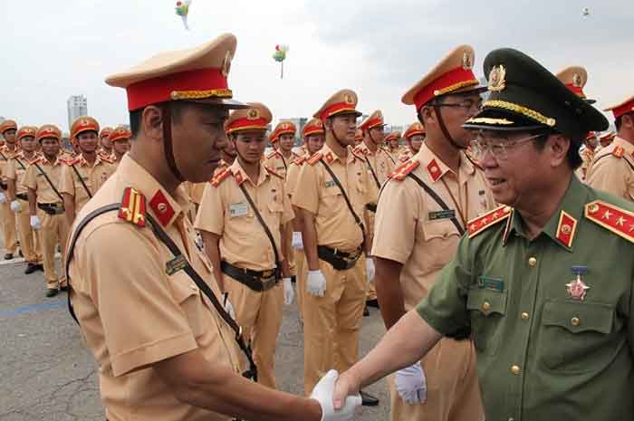 Các chiến sỹ chỉn chu trong bộ đồng phục của ngành