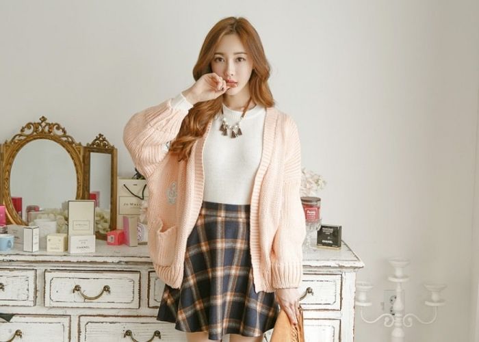 Nhẹ nhàng, đơm giản với cardigan và chân váy