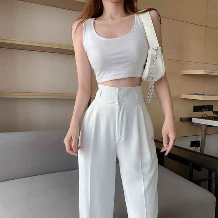 Phối quần lưng cao với croptop khoe chọn vòng 1 đầy đặn