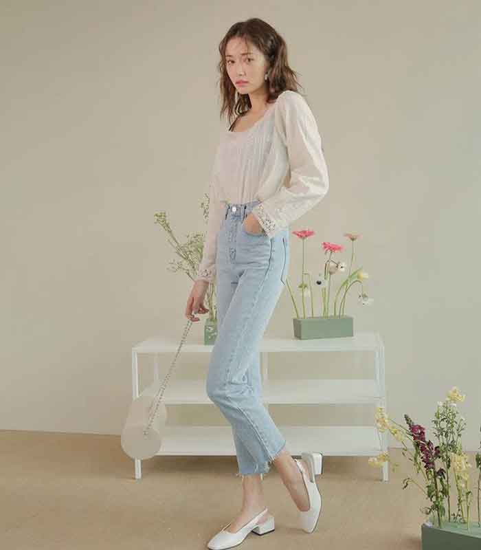 Kết hợp quần jeans ống đứng cùng áo blouser cách điệu giúp phái nữ mang nét đẹp như tiểu thư đài các