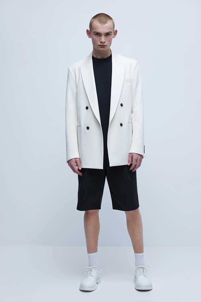 Phong cách áo blazer phối quần đùi lạ mắt