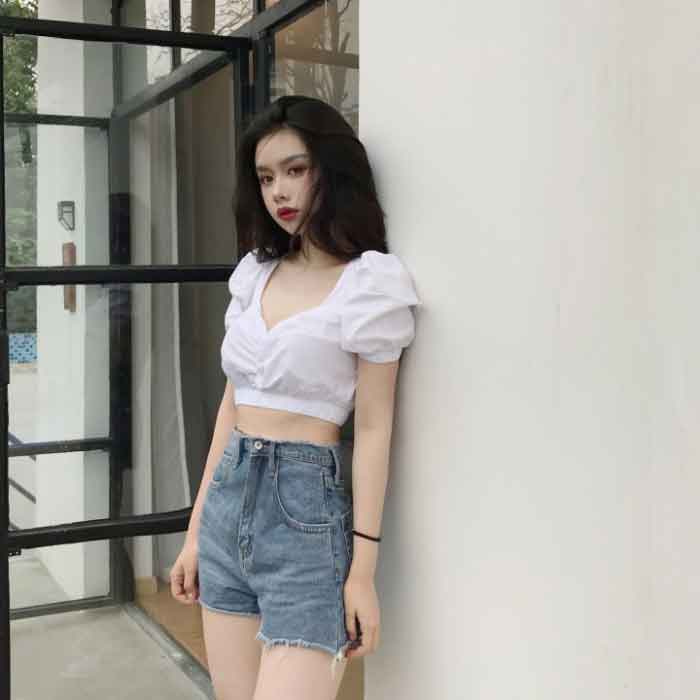 Trang phục croptop phối quần short ngắn cá tính