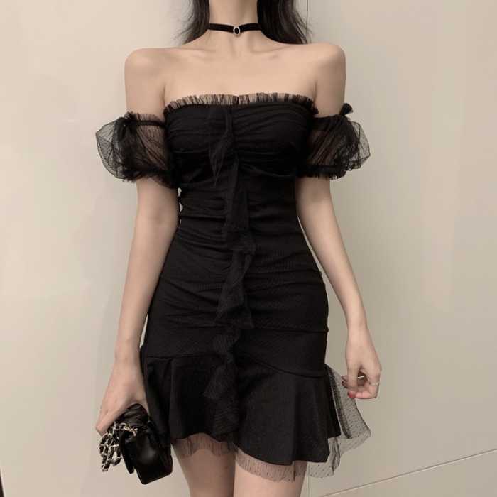 Đầm trễ vai body phối lưới mix choker và túi xách cùng tone đen quý phái