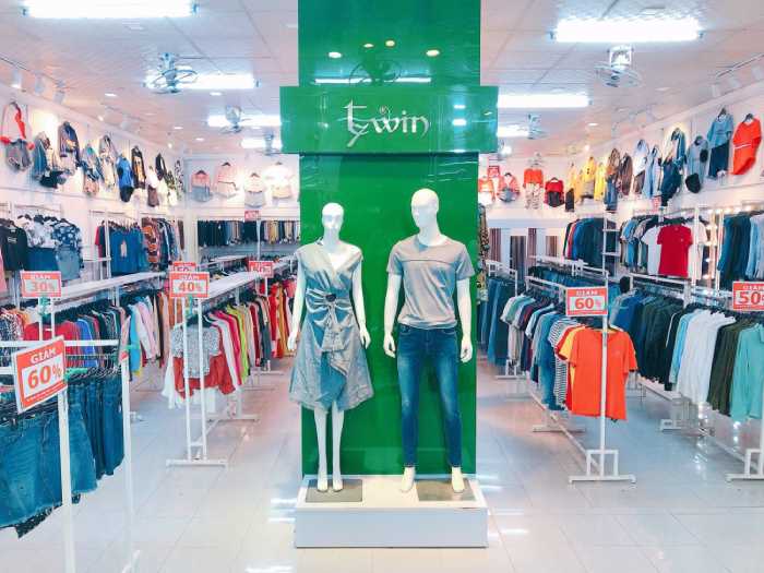 Các mẫu quần áo công sở được bày bán tại shop