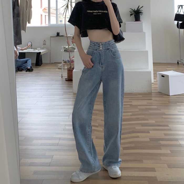 Quần jean xanh phối áo croptop ngắn mix giày thể thao năng động