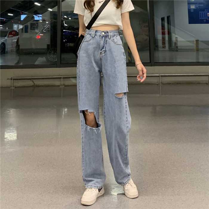 Áo thun croptop trắng phối quần jean xanh rách gối 