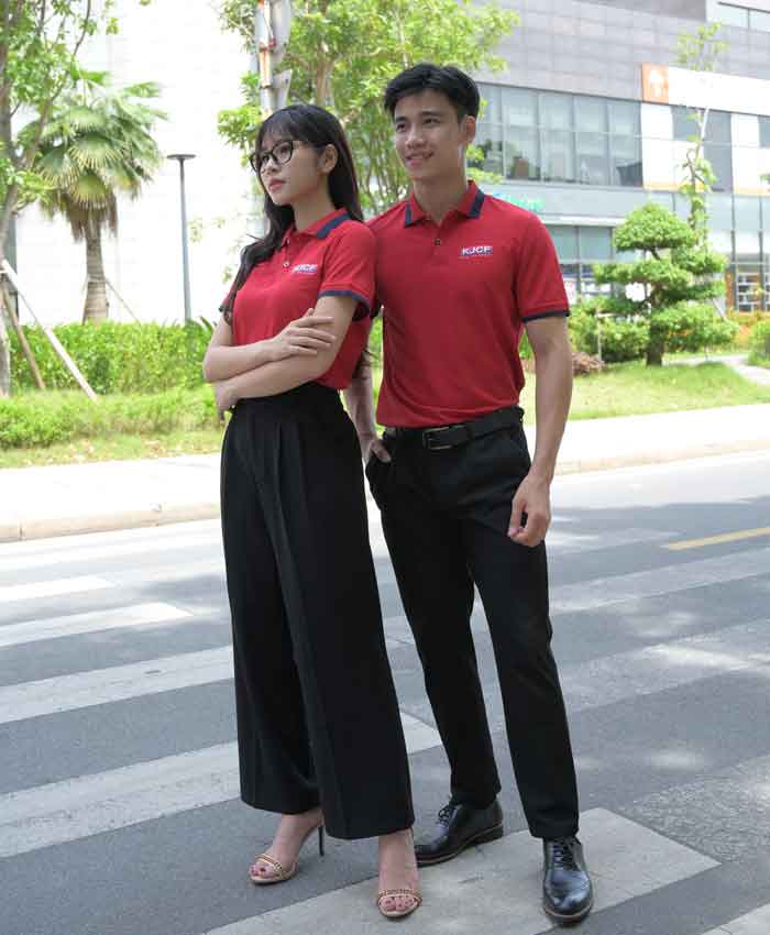 Phối quần culottes với áo phông cổ đức thời thượng