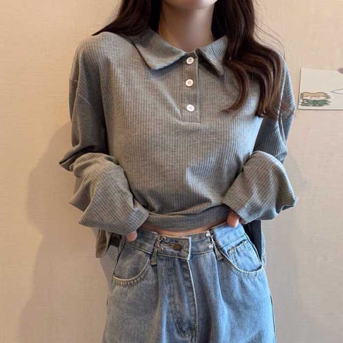 Áo polo croptop màu xám phối quần jean xanh cạp cao tôn dáng xinh