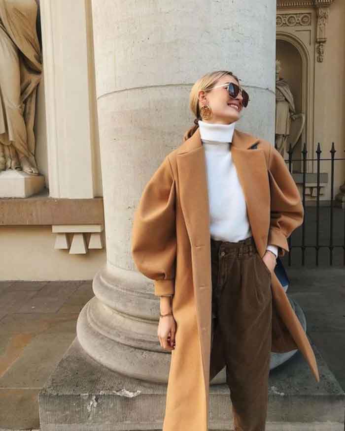 Mặc áo thun cổ bèo nữ dài tay phối cùng trench coat sang trọng