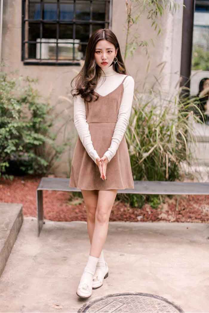 Style áo thun cổ lọ dài tay kết hợp với váy 2 dây