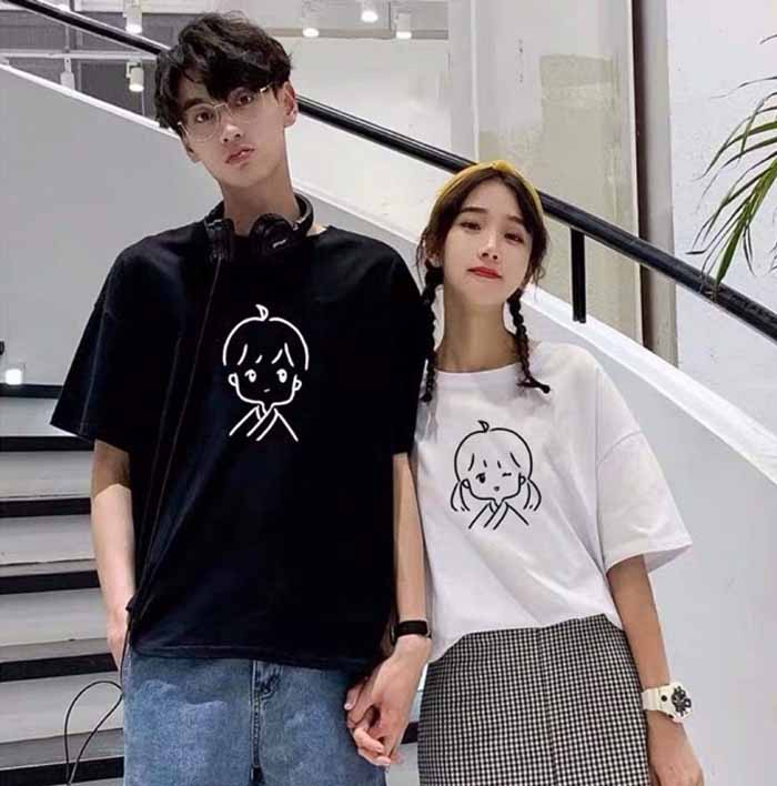 Couple với bộ đồ đôi đối màu