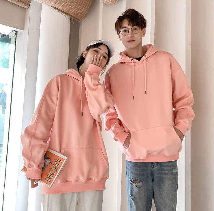 Màu pasal nhẹ nhàng của áo đôi hoodie giúp mang lại cảm giác ấm áp