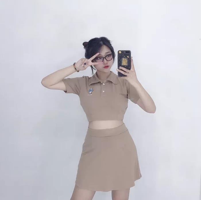 Áo polo croptop và chân váy chữ A - set đồ ưa thích của các cô nàng bánh bèo