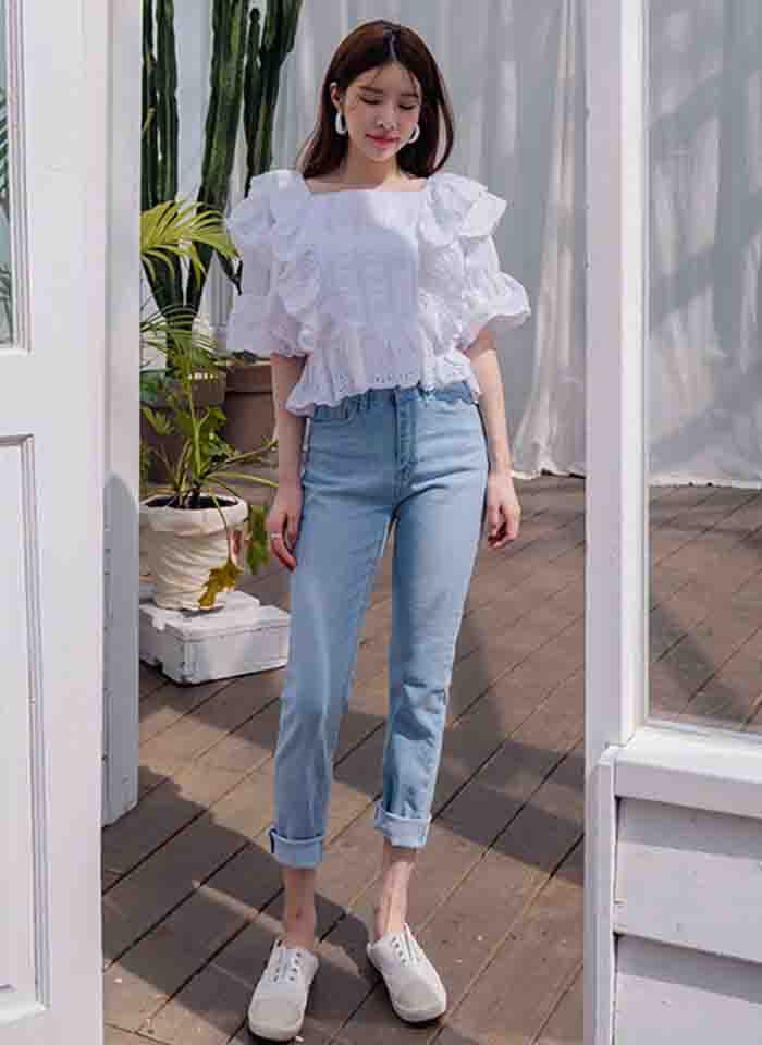 Mix áo blouse và một chiếc quần cạp cao tạo nên nét cá tính