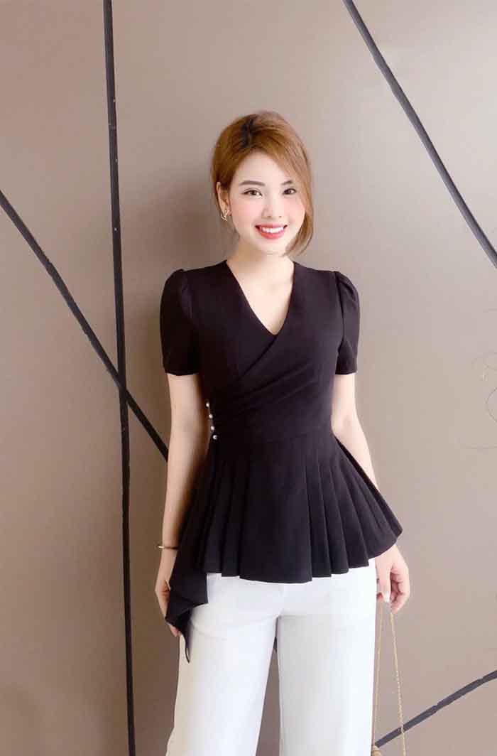 Combo áo peplum cùng chiếc quần âu là một sự phối hợp nhịp nhàng