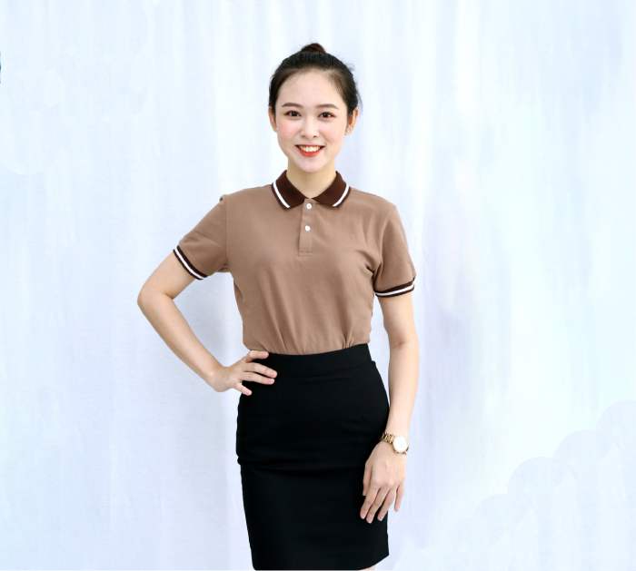 Áo thun trơn cổ đen nổi bật, cùng viền áo tạo điểm nhấn do thương hiệu CAVA sản xuất