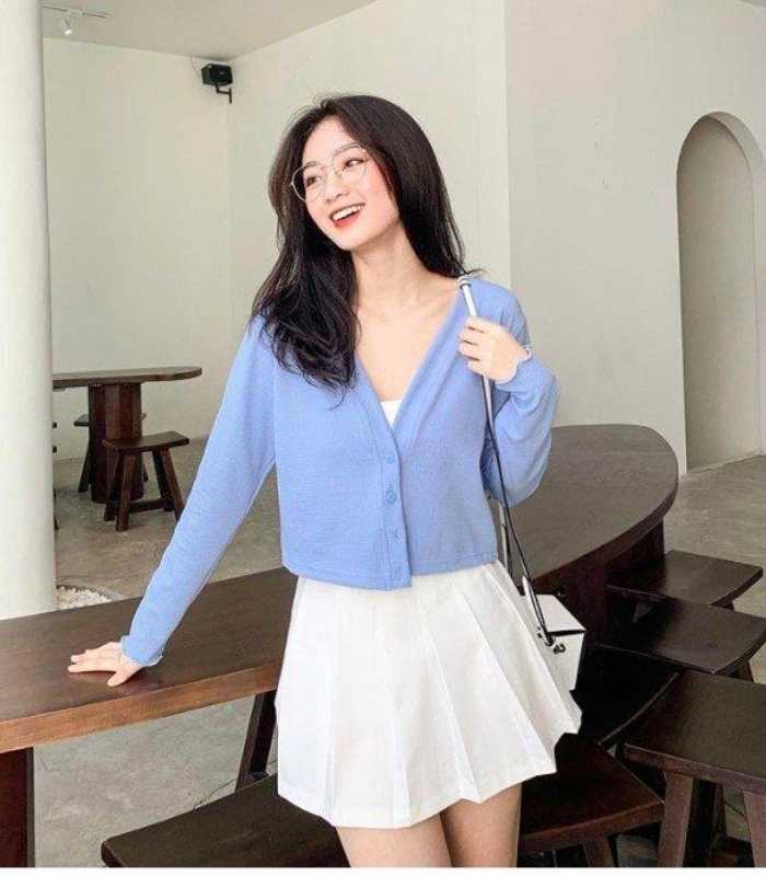 Cách phối đồ cho người lùn với áo cardigan ngắn và chân váy