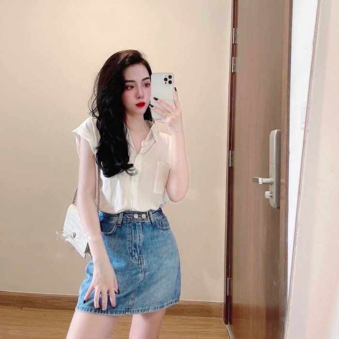 Outfit sơ mi sát nách và chân váy jeans mang đến nét cá tính mới lạ