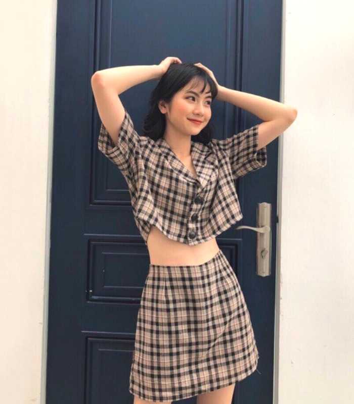 Set đồ crop top kẻ caro là cách phối đồ tôn dáng hiệu quả cho mọi cô gái