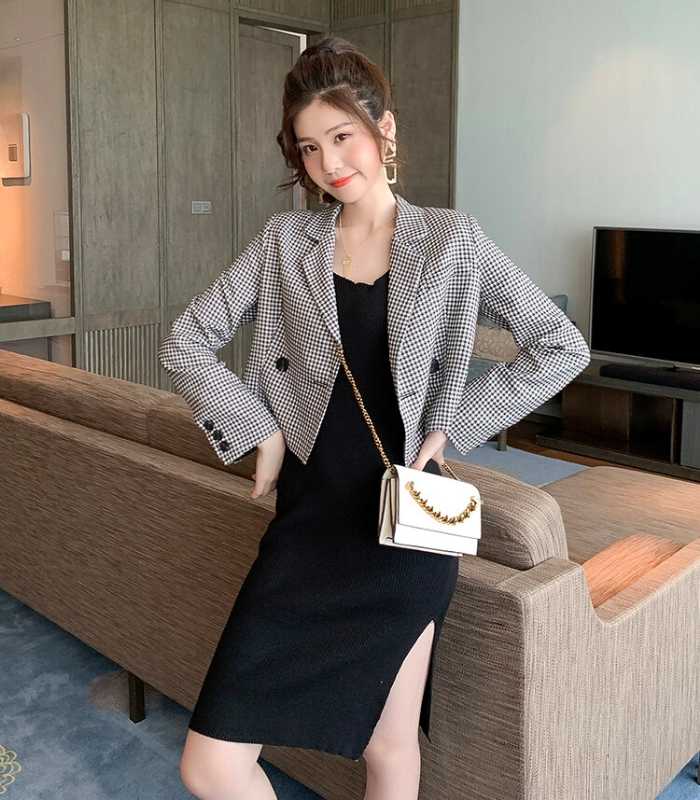 Outfit váy đen và áo khoác caro phù hợp diện trong những ngày se lạnh