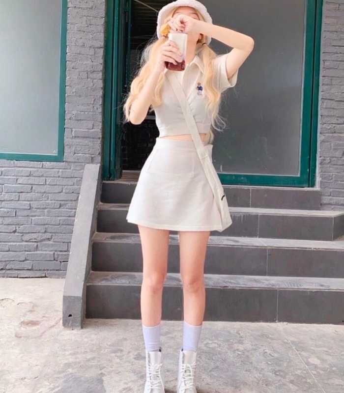 Outfit áo thun polo và váy chữ A phù hợp với cô gái thấp lùn thích sự trẻ trung, năng động