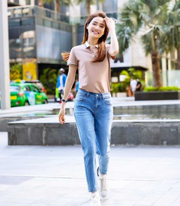 Quần nữ công sở chất liệu jeans kết hợp cùng áo polo trẻ trung