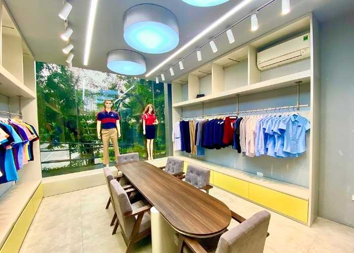 Không gian sáng sủa, sạch sẽ tại showroom thời trang Hải Anh