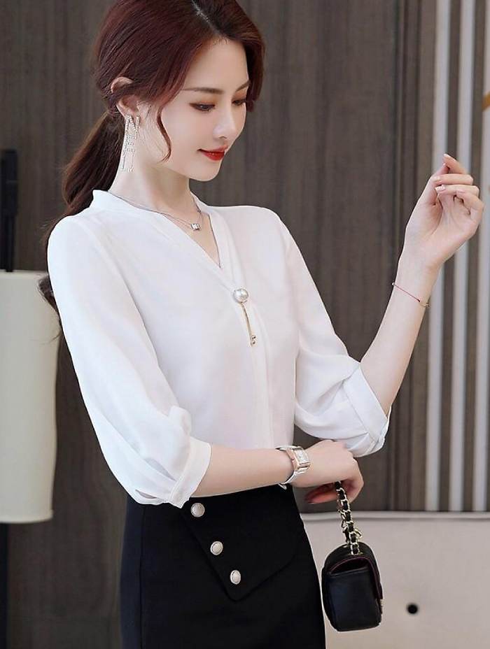 Mẫu áo sơ mi cổ choker đính ngọc giúp nàng tôn lên sự sang trọng