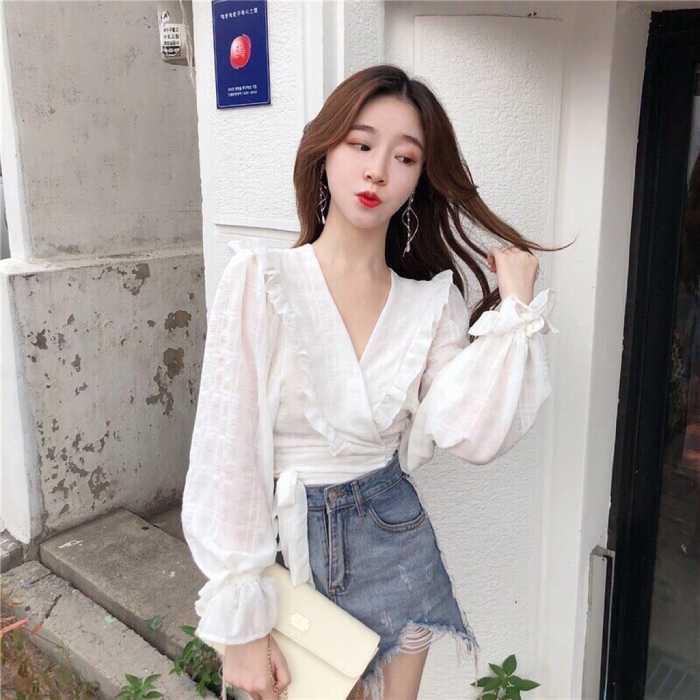 Outfit đi chơi hoàn hảo khi mix áo croptop cổ v với quần jean short cá tính