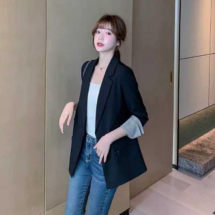 Áo thun trắng sơ vin phối quần jean xanh khoác blazer hiện đại