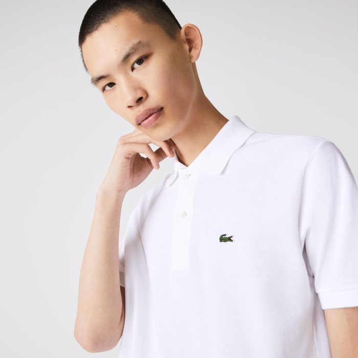 Áo polo hiệu Lacoste có biểu tượng cá sấu nhỏ trước ngực