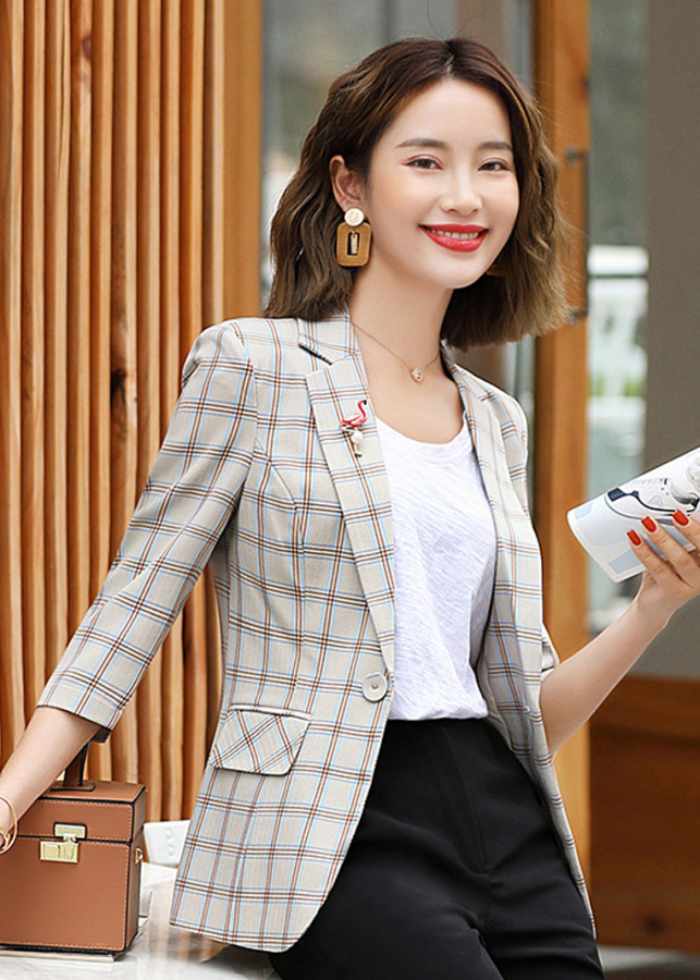 Áo blazer kẻ caro có cầu vai vuông vắn giúp tạo hình chỉn chu