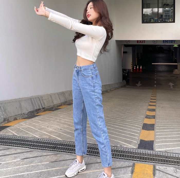 Áo croptop kết hợp cùng quần jeans là set đồ yêu thích của những cô nàng cá tính