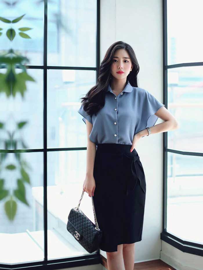 Áo blouse kiểu cánh dơi phối cùng chân váy công sở dáng bút chì