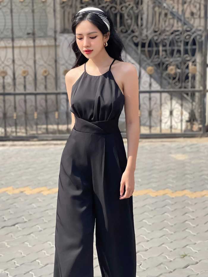 Hình ảnh cô nàng công sở thời thượng trong trang phục Jumpsuit 2 dây