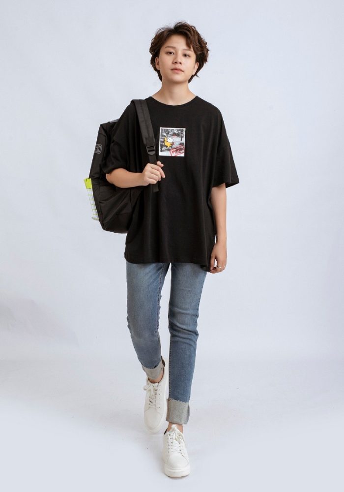 Bảo Hân thể hiện phong cách tomboy, cool ngầu khi diện áo thun form rộng cùng quần jeans