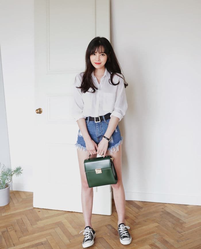 Áo sơ mi vải voan mix cùng short jeans cho nàng vừa điệu đà, vừa năng động