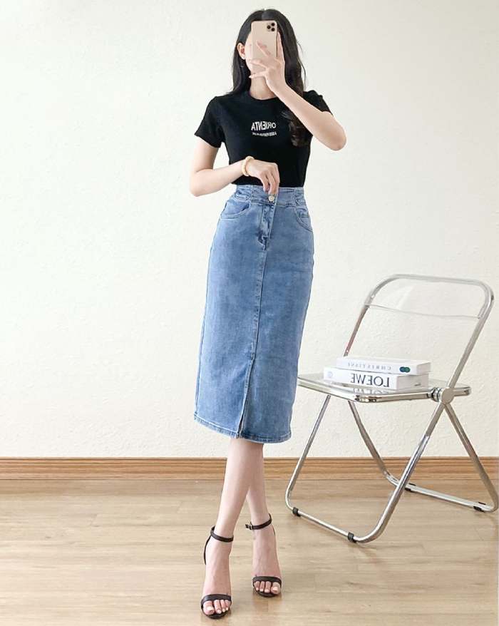 Chiếc chân váy denim jean xẻ tà tạo điểm nhấn đặc biệt cho tổng thể set trang phục