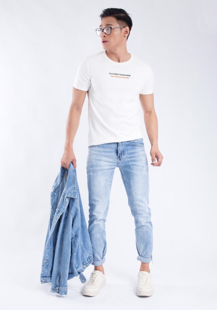 Anh chàng trẻ trung khi diện set đồ áo thun cổ tròn và quần jeans xanh