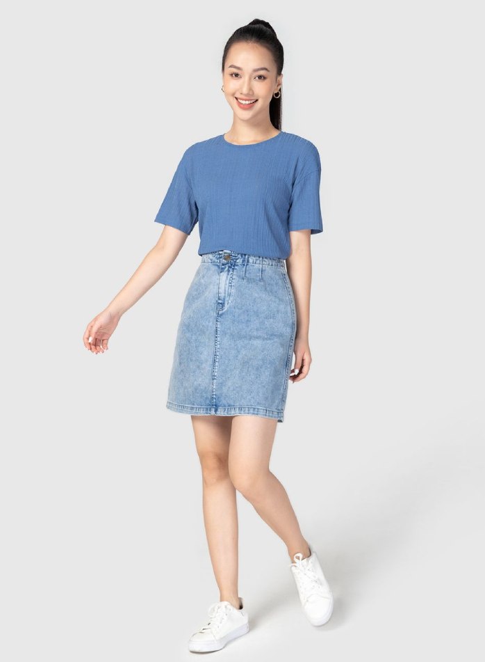 Nhẹ nhàng, năng động trong set trang phục áo thun denim sơ vin chân váy jean chữ A