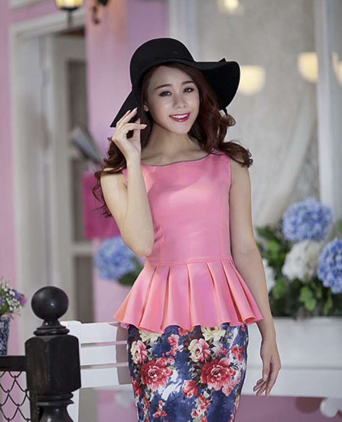 Mẫu áo kiểu peplum màu hồng mang đến sự nữ tính cho quý cô