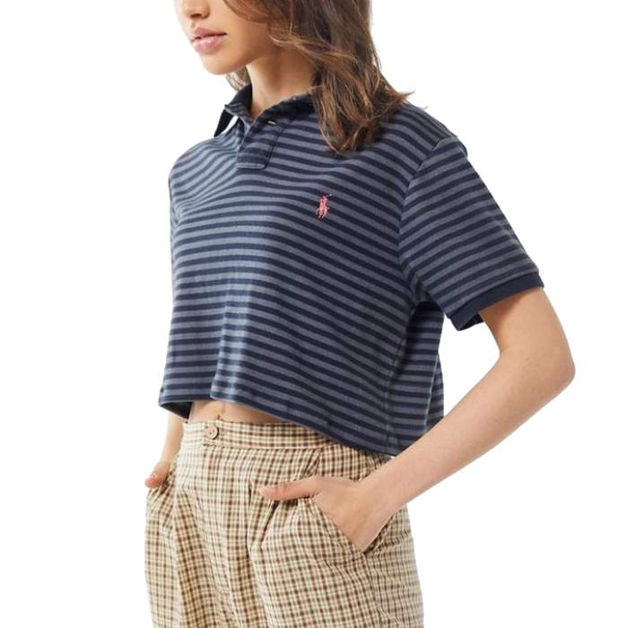 Áo polo croptop kẻ ngang giúp chị em khéo léo khoe vòng 2