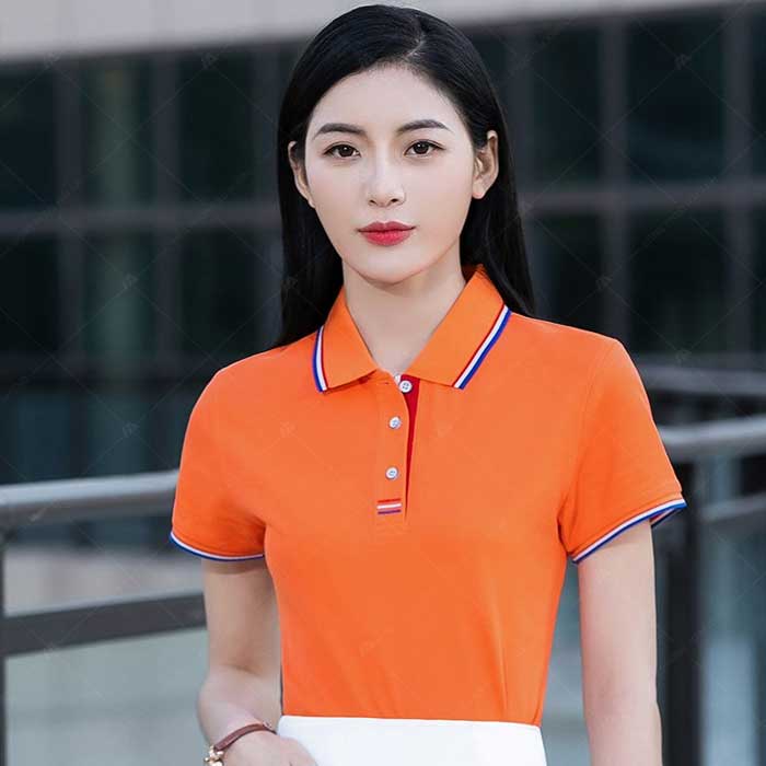 Nữ công sở đang mặc chiếc áo polo được sản xuất từ vải cotton cao cấp, không bai, không xù 